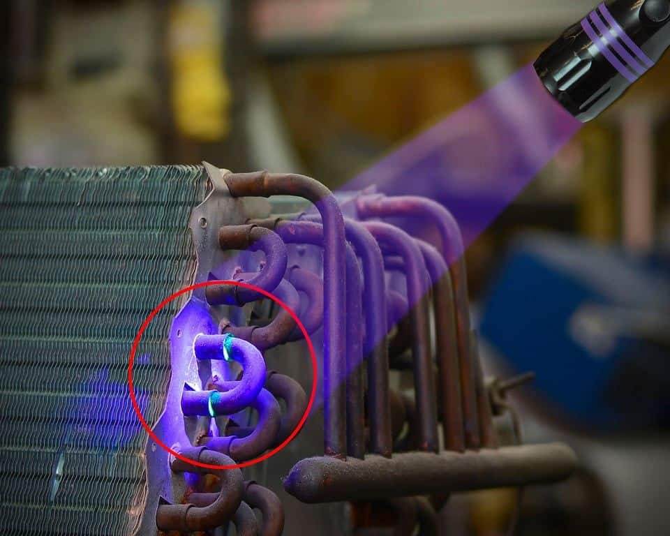 Spectroline BigEZ UV Leak Detection Complete Kit with fluorescent dye and UV lamp for air conditioning and refrigeration systems.